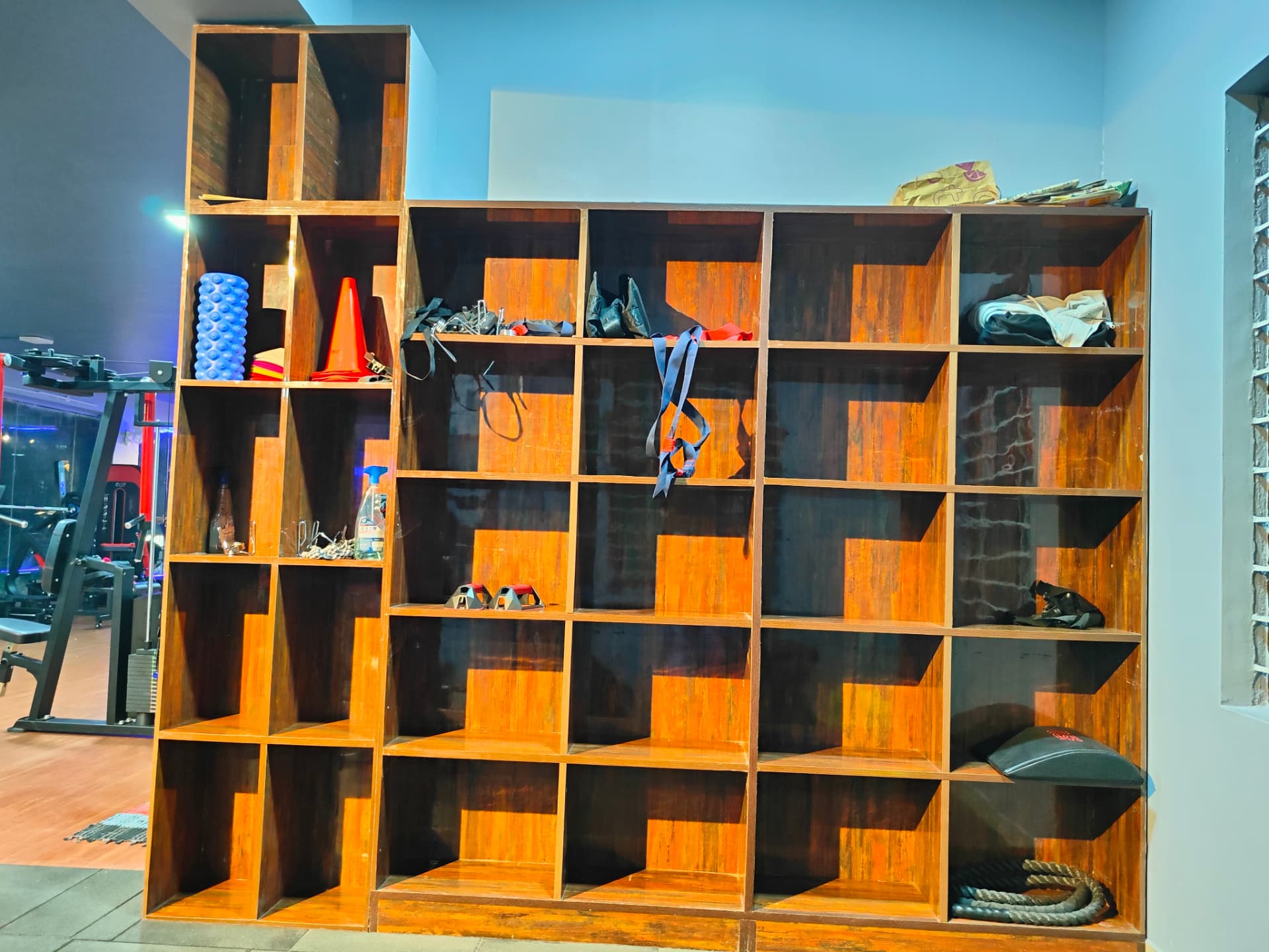 Accessory shelf with foam rollers, TRX straps, battle ropes and push-up bars